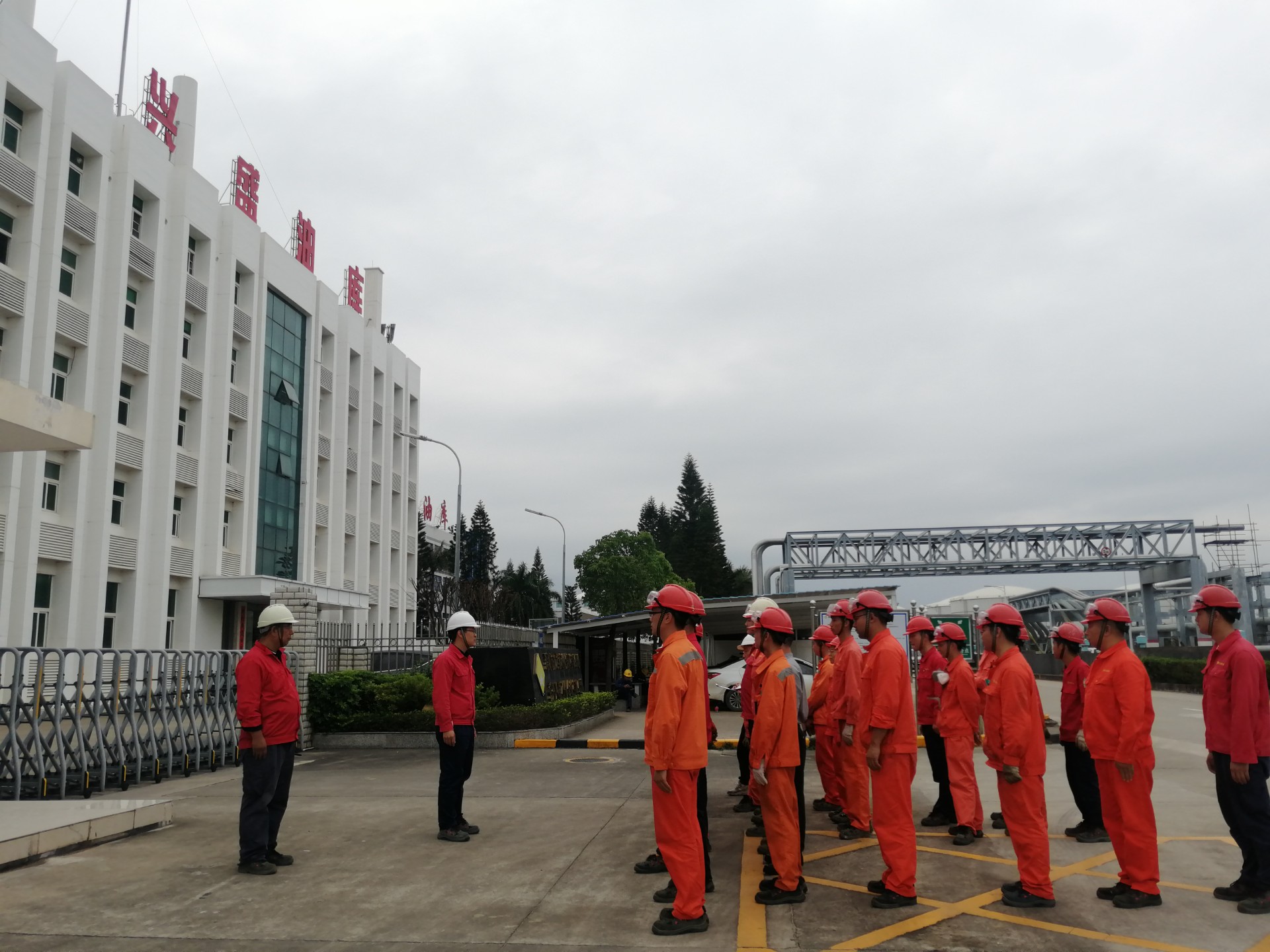 興盛油庫(kù)組織全體員工模擬進(jìn)行T1108罐汽油泄漏、火災(zāi)事故應(yīng)急演練
